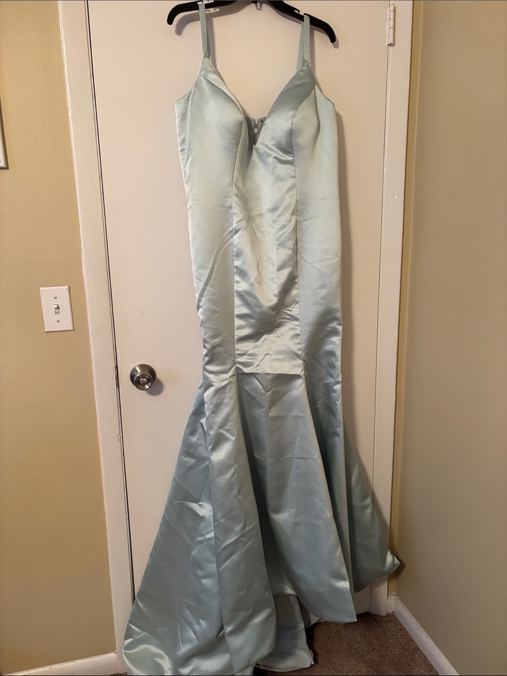 Elegant Light Sage Mermaid Evening Gown with Spaghetti Straps
